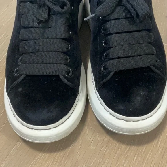 Alexander McQueen Black velvet sneakers - Picture 4 of 8